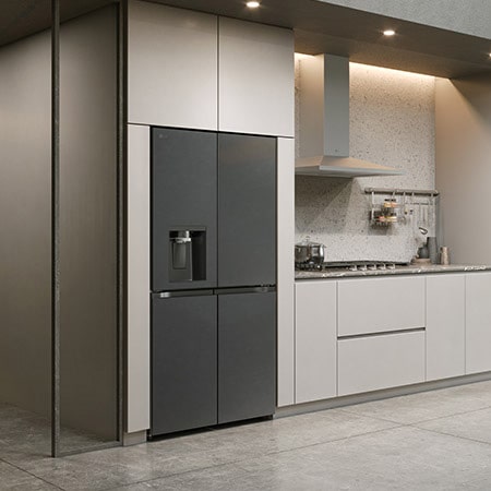 LG Multi-Door Kühlschrank GML861EPPE in matter schwarzer Ausführung, integriert in eine moderne, minimalistische Küche mit hellgrauen Schränken und Unterschränken.