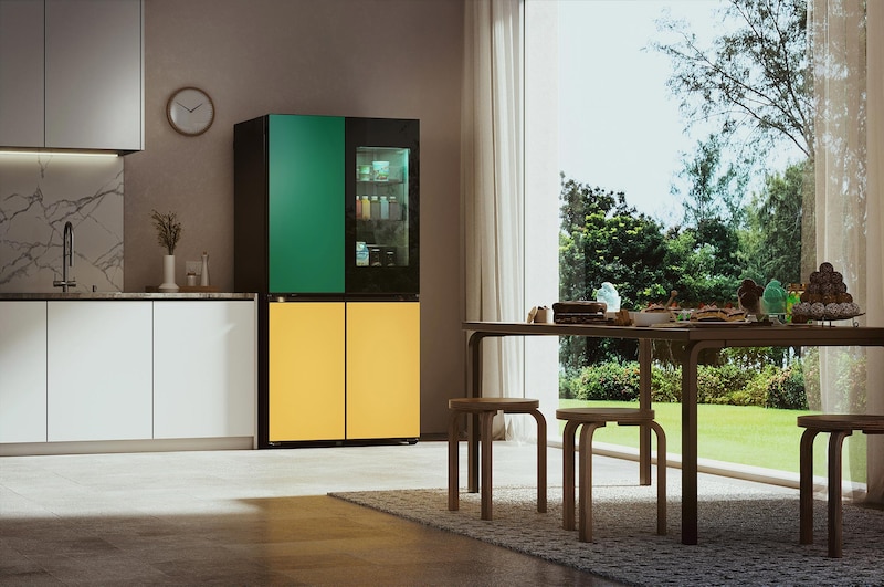 LG MoodUP™ Kühlschrank GMV960NNME mit leuchtend grüner und gelber LED-Türfarbe, integriert in eine moderne Küche, demonstriert die Farbanpassung der Türpaneele.