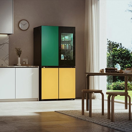 LG MoodUP™ Kühlschrank GMV960NNME mit leuchtend grüner und gelber LED-Türfarbe, integriert in eine moderne Küche, demonstriert die Farbanpassung der Türpaneele.
