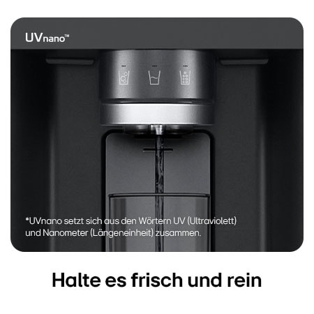 Nahaufnahme des Wasserspenders vom LG Multi-Door Kühlschrank GMG861EPAE in Schwarz, mit der UVnano™-Technologie, die die Wasserdüse mit UV-Licht reinigt.
