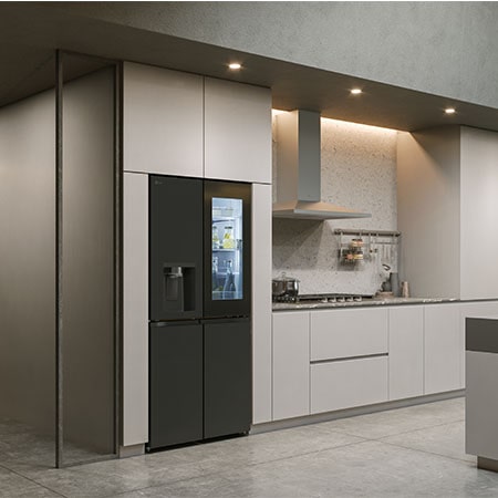 LG Multi-Door Kühlschrank GMG861EPAE in matter schwarzer Ausführung, integriert in eine moderne, minimalistische Küche mit hellgrauen Schränken und Unterschränken.