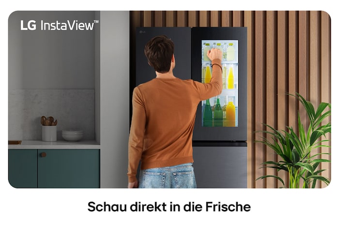 LG Multi-Door Kühlschrank GMG960EVEE in mattem Schwarz, mit der InstaView™ Door-in-Door®-Funktion, wobei eine Person Getränke aus dem leicht zugänglichen Fach entnimmt.