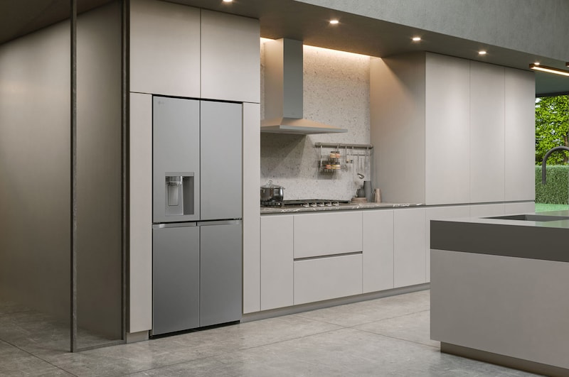 LG Multi-Door Kühlschrank GML861PYPE in silberner Optik, elegant integriert in eine moderne, helle Küche mit minimalistischen, beigefarbenen Schränken.