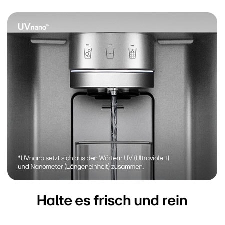 Nahaufnahme des Wasserspenders vom LG Multi-Door Kühlschrank GML861PYPE in Silber, mit der UVnano™-Technologie, die die Wasserdüse mit UV-Licht reinigt.