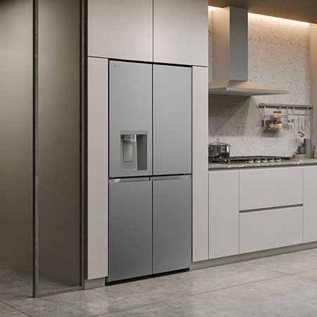LG Multi-Door Kühlschrank GML861PYPE in silberner Optik, elegant integriert in eine moderne, helle Küche mit minimalistischen, beigefarbenen Schränken.