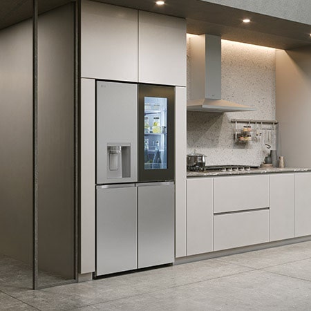 LG Multi-Door Kühlschrank GMG961NPKE in Edelstahl-Optik, integriert in eine moderne, helle Küche mit minimalistischen Schränken.