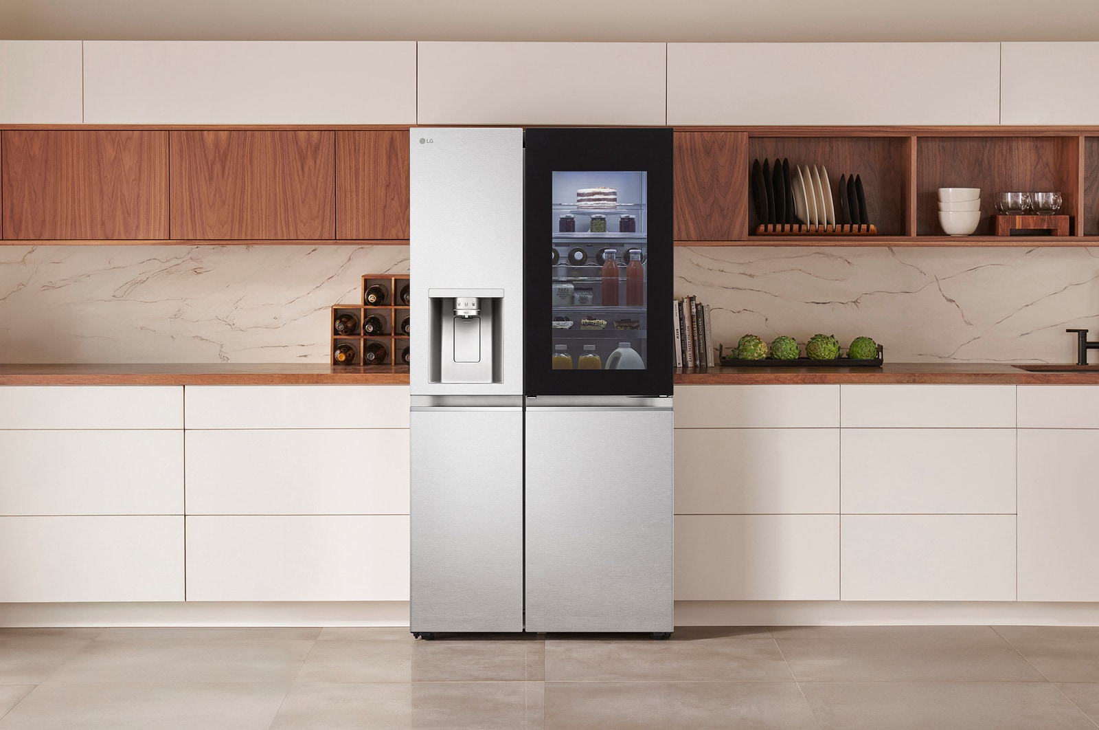 LG Side-by-Side Kühlschrank GSXE91EVAD in mattem Schwarz mit InstaView™ Door-in-Door®, integriert in eine moderne Küche mit weißen und hölzernen Schränken.