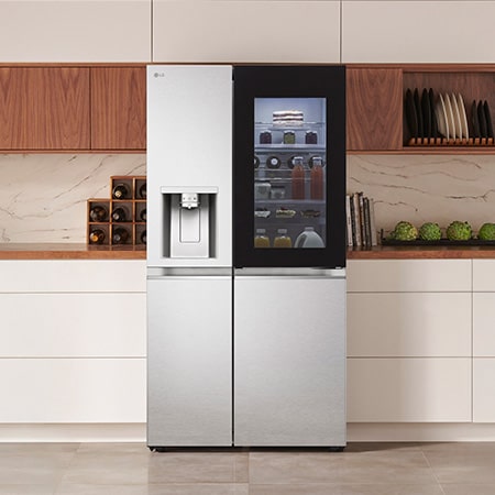 LG Side-by-Side Kühlschrank GSXE91EVAD in mattem Schwarz mit InstaView™ Door-in-Door®, integriert in eine moderne Küche mit weißen und hölzernen Schränken.