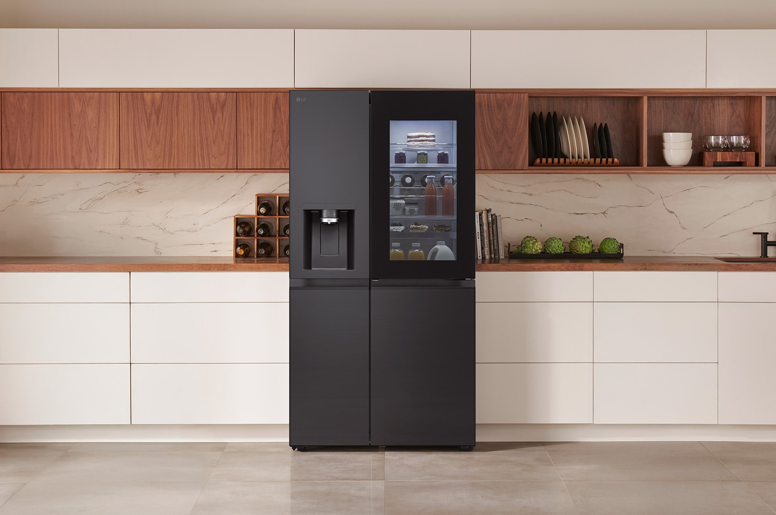 LG Side-by-Side Kühlschrank GSXE90EVDD in mattem Schwarz mit InstaView™ Door-in-Door®, integriert in eine moderne Küche mit weißen und hölzernen Schränken.