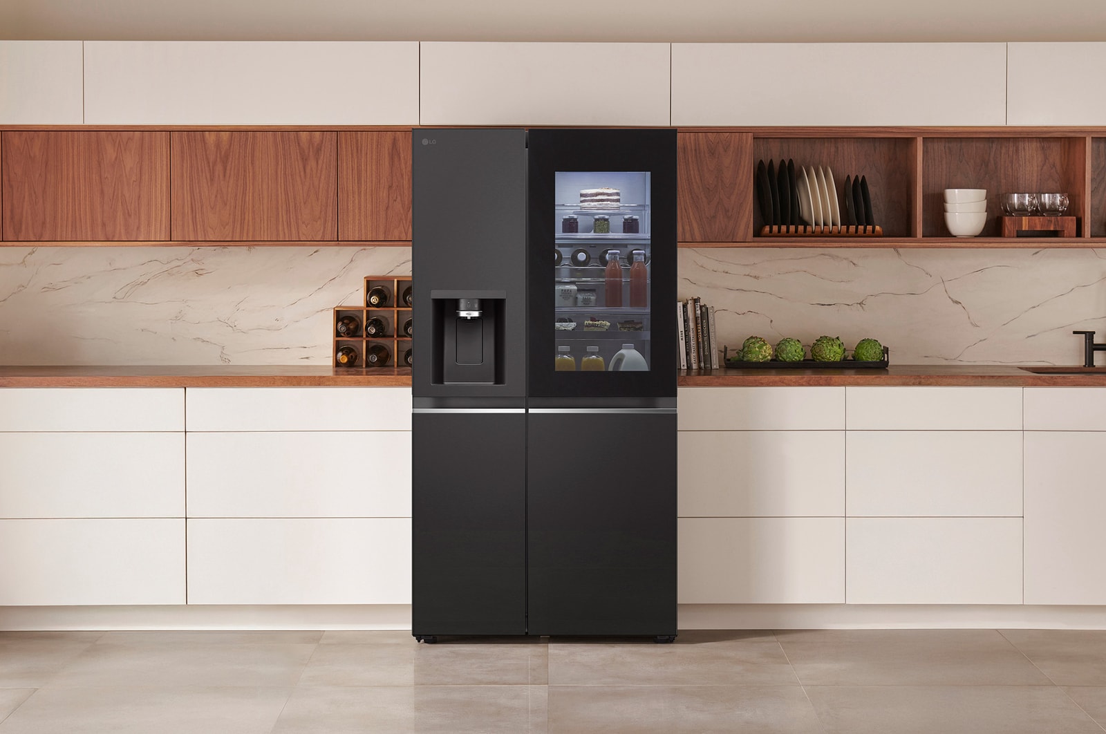LG Side-by-Side Kühlschrank GSGV91EVAD in mattem Schwarzstahl mit InstaView™ Door-in-Door® und Wasserspender, elegant in eine moderne Küche mit weißer und hölzerner Arbeitsplatte integriert.