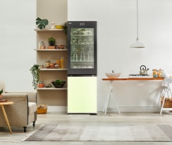Bild eines Kühlschranks in einem Wohnzimmer mit einer niedlichen Einrichtung.