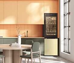 Bild eines Kühlschranks in einer gelb getönten Küche.