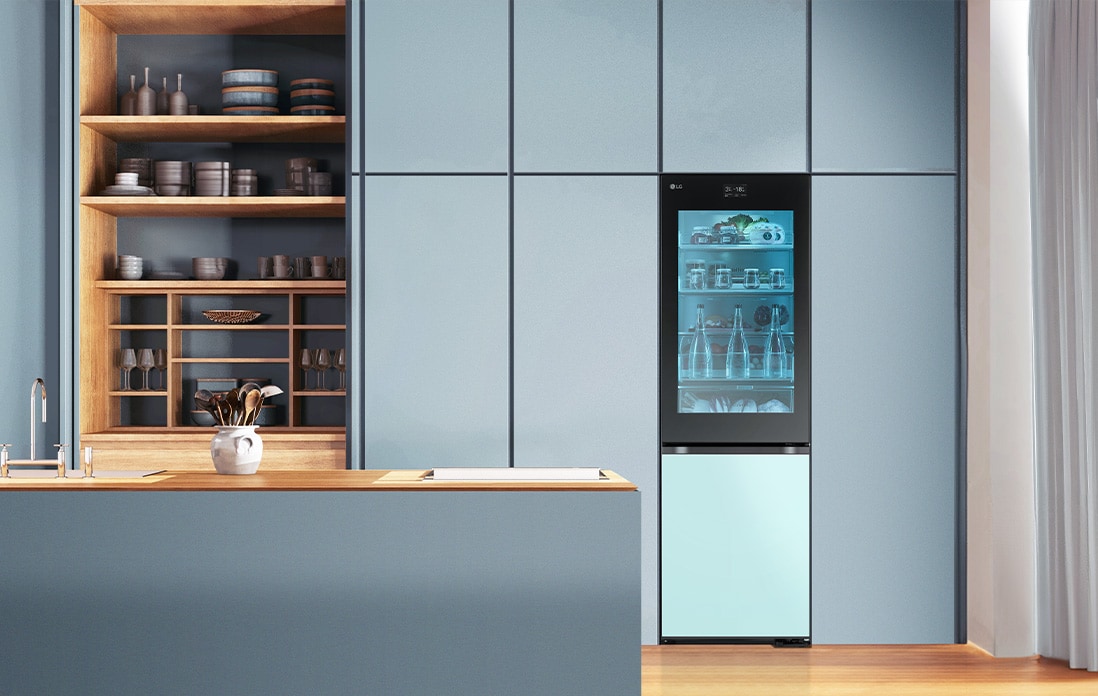 Bild eines Kühlschranks in einer blau getönten Küche.