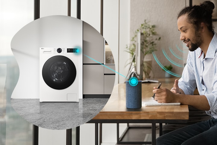 Ein Mann, der die LG-Waschmaschine mit einem Sprachassistenten steuert.