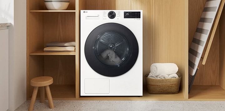 Video eines LG Trockners in einem Interieur mit Holzmotiven, das die AI Dry-Funktion demonstriert