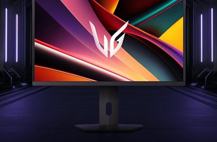 Vorderansicht des LG UltraGear™ 27G610A Gaming-Monitors auf seiner sechseckigen Basis, der in einem futuristischen, neonbeleuchteten Korridor angeordnet ist; auf dem Bildschirm sind lebendige violette und rote Wirbel mit dem UltraGear™-Logo in der Mitte zu sehen.