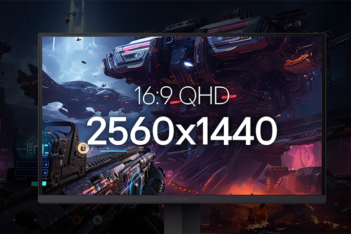 Nahaufnahme des LG UltraGear™ 27G610A Monitors auf dem Bildschirm mit einer Science-Fiction-Spielkampfszene mit futuristischen Raumschiffen und Mechs. Overlay-Text hebt Auflösung und Seitenverhältnis hervor: “16:9 QHD 2560×1440.”