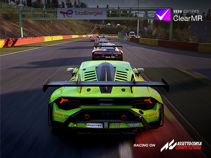 Eine Rennspielszene, die einen leuchtend grünen Sportwagen zeigt, der auf einer Rennstrecke führt, wobei mehrere Autos unter der AMD FreeSync™ Premium-Eigenschaft hinterher folgen.