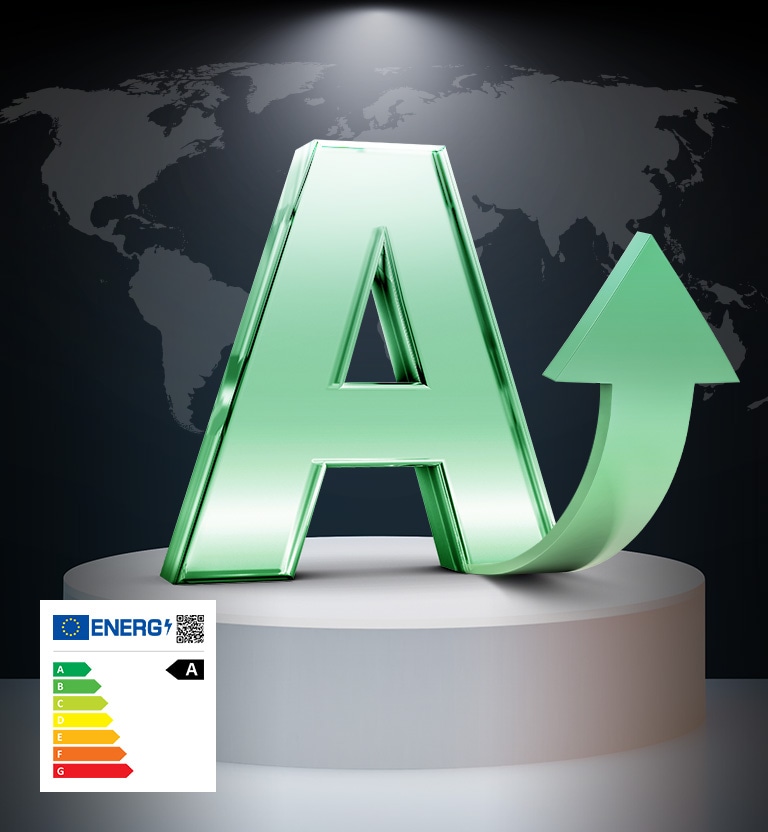Großes grünes A mit Pfeil auf Sockel, EU-Energieetikett links, Weltkarte im Hintergrund.