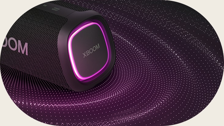 Nahaufnahme der rechten Seite bei eingeschalteter rosa Beleuchtung. Grafisch dargestellte Soundwellen befinden sich unter dem Lautsprecher.