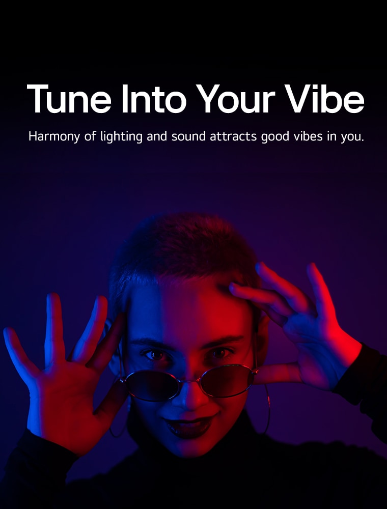 Eine Frau posiert in geheimnisvoller Beleuchtung.