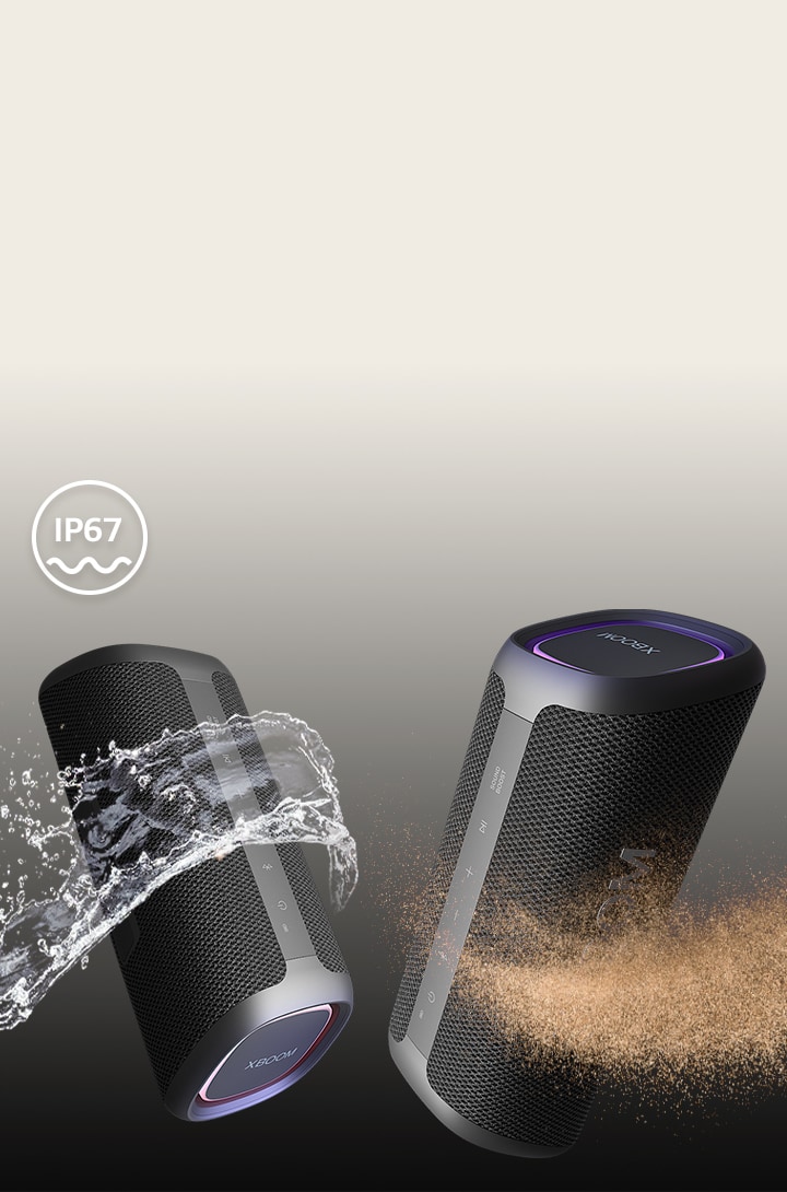 Wir sehen zwei LG XBOOM Go XG5 vor einem dunklen Hintergrund. Die eine Abbildung verdeutlicht, dass das Gerät wasserfest ist, die andere, dass es staubdicht ist.