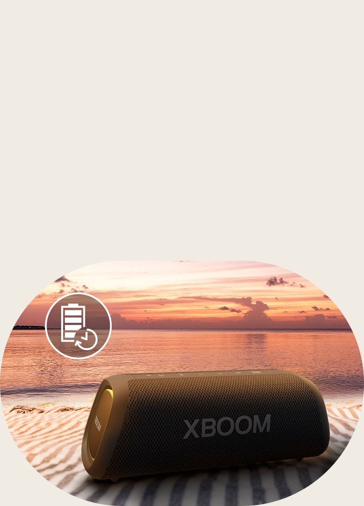 Der Lautsprecher befindet sich auf einem Strandtuch. Im Hintergrund ist ein Sonnenuntergang zu sehen, um zu verdeutlichen, dass das Gerät bis zu 18 Stunden lang betrieben werden kann.