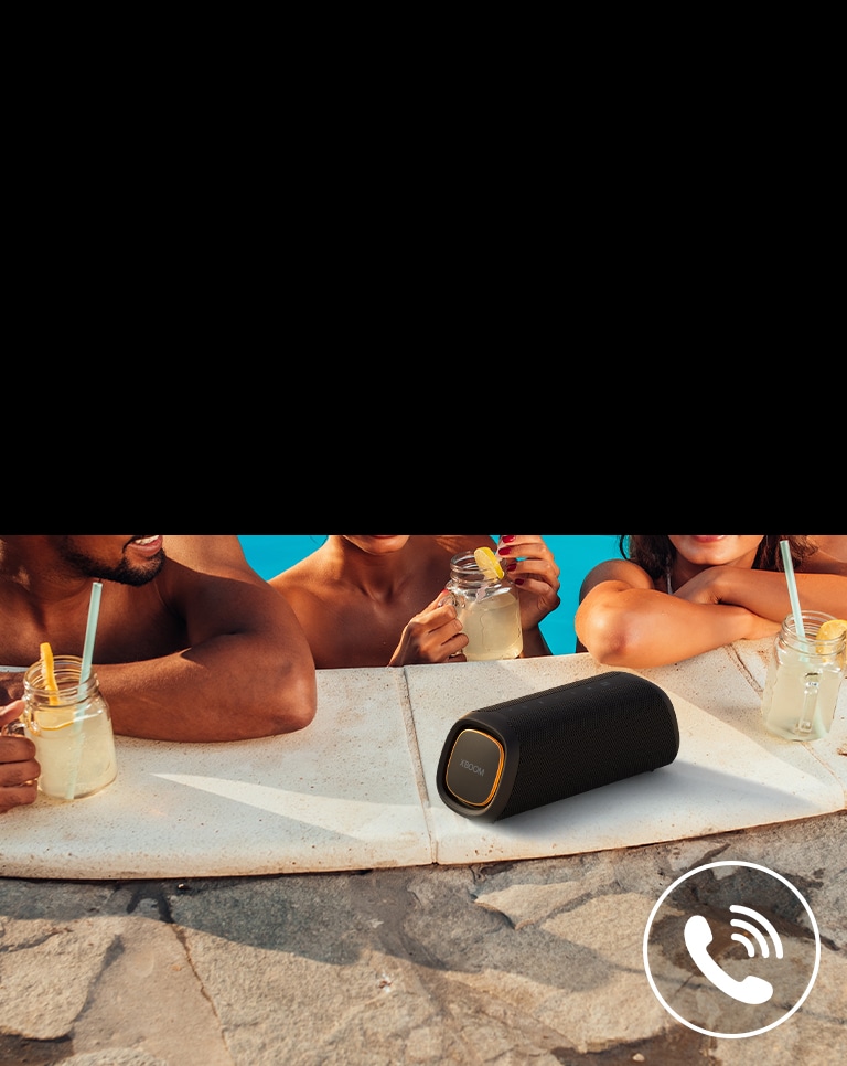 Der LG XBOOM Go XG7 befindet sich am Rand eines Pools. Drei Personen befinden sich im Wasser und führen ein Gespräch über den Lautsprecher.