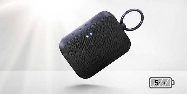 Vorderansicht des LG XBOOM Go, das in einem Winkel schwebt. Licht von hinten.
