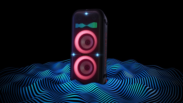 LG XBOOM XL9T ist im unendlichen Raum zu sehen. Die rote Subwoofer-Beleuchtung und die X-Flash-Beleuchtung sind eingeschaltet. Über dem Lautsprecher wird ein Klang-EQ angezeigt. Die Klangwellen treten von unten aus dem Lautsprecher aus und unterstreichen den tiefen Bass.