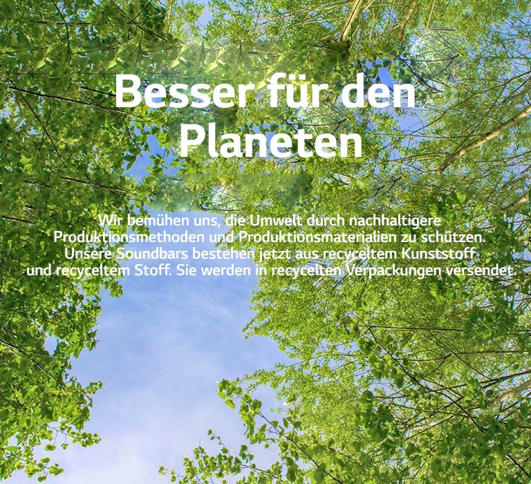 Ein grünes Bild mit üppig belaubten Bäumen und blauem Himmel.