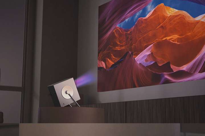 Video des LG CineBeam HU710PB – es projiziert auf die Wand eines 4K-großen 120-Zoll-Bildschirms.