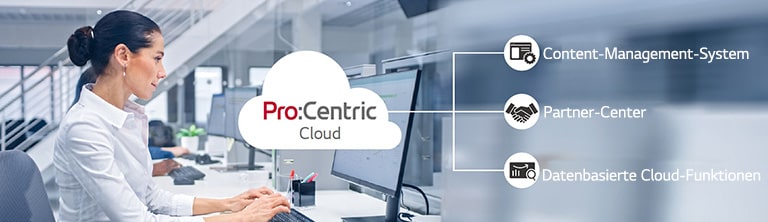 Eine Frau arbeitet mit Pro:Centric Cloud.