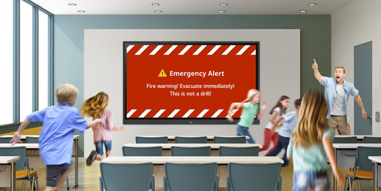  Die Notfallwarnung wird auf dem Display im Klassenzimmer angezeigt, und die Schüler verlassen schnell das Klassenzimmer.