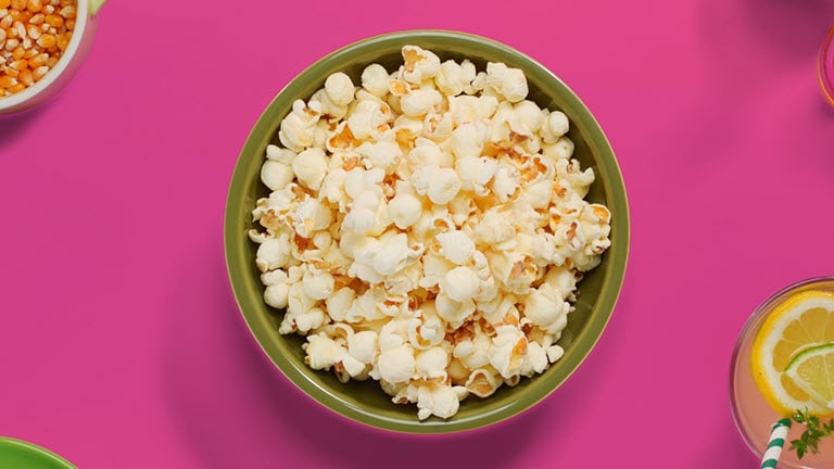 Das Video zeigt, dass eine Schale Popcorn mit dem LG NeoChef® schneller zubereitet wird als eine andere mit einem herkömmlichen Mikrowellenofen.