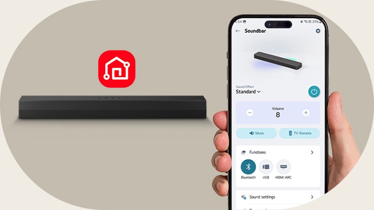 Ein Smartphone mit dem Bildschirm der LG ThinQ-App wird in der Hand gehalten. Daneben ist das Symbol der LG ThinQ-App zu sehen. Die Soundbar S30A befindet sich dahinter.