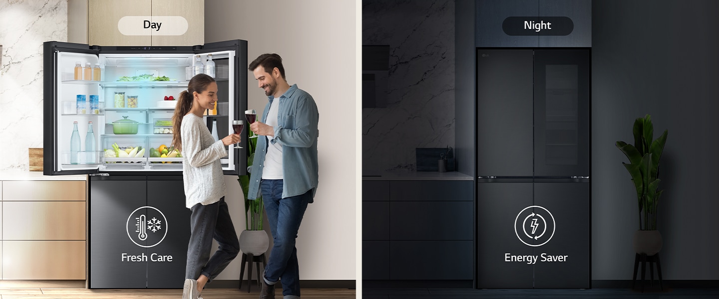 Zwei Menschen trinken Wein vor einem offenen Kühlschrank mit frischen Lebensmitteln und einem geschlossenen Kühlschrank.