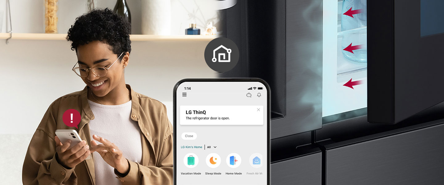 Das Bild auf der linken Seite zeigt die Frau, die auf ihr Smartphone schaut. Das Bild auf der rechten Seite zeigt eine offen gelassene Kühlschranktür. Im Vordergrund der beiden Bilder ist der Bildschirm des Telefons zu sehen, auf dem die LG ThinQ® App-Benachrichtigungen und das Wi-Fi-Symbol oberhalb des Telefons angezeigt werden.