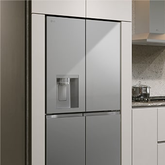 Foto di un frigo installato in una cucina dall'arredamento moderno.