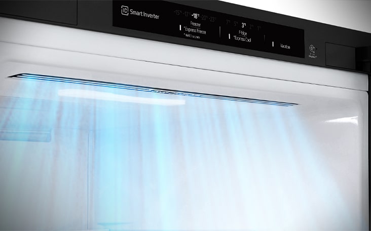 Nahaufnahme der Lüftungsöffnungen an der Vorderseite des Kühlschranks, die eine effiziente und gleichmäßige Kühlung gewährleisten.