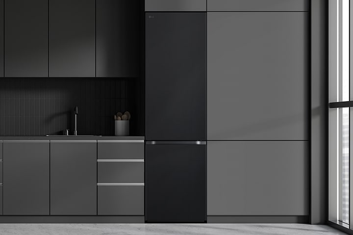 Moderne Küche mit einem Kühlschrank, der sich nahtlos in die umgebenden Schränke einfügt und einem Einbaumodell ähnelt.