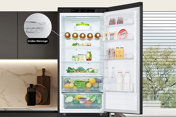 Mit frischen Lebensmitteln gefüllter Kühlschrank mit offener Tür mit Weinregal und Klappregal.