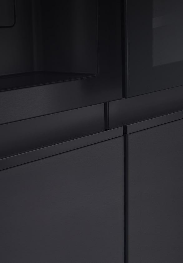 Eine Seitenansicht des Kühlschranks, um das elegante Design des Handgriffs hervorzuheben.