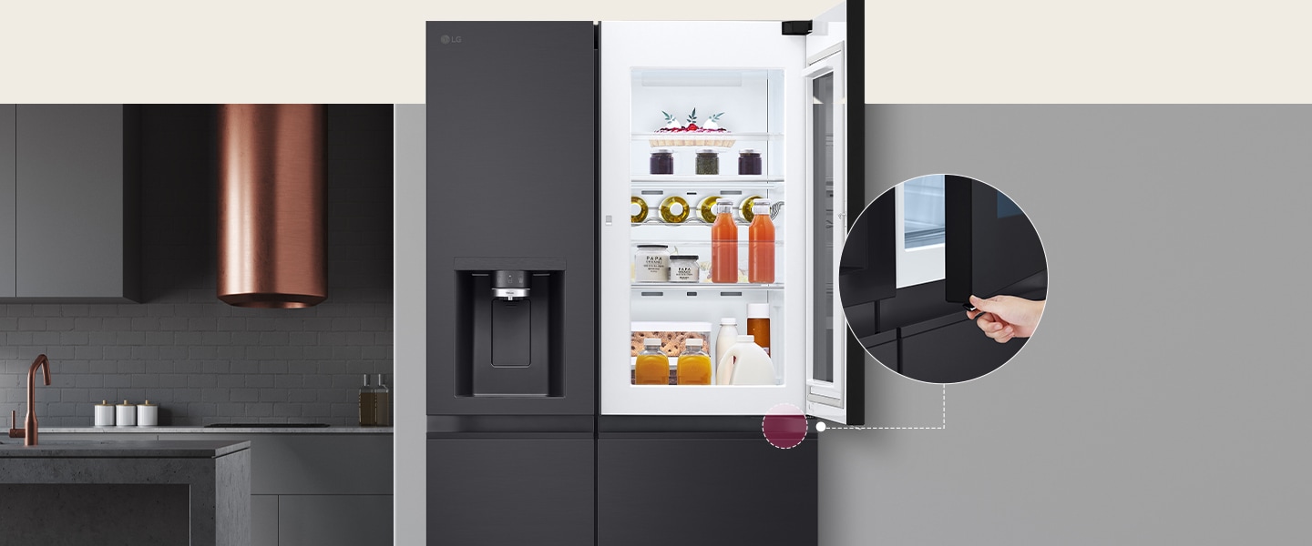 LG Kühlschrank mit InstaView, geöffnete Tür zeigt Lebensmittel, Kühlschrank links neben dunkler Küche.