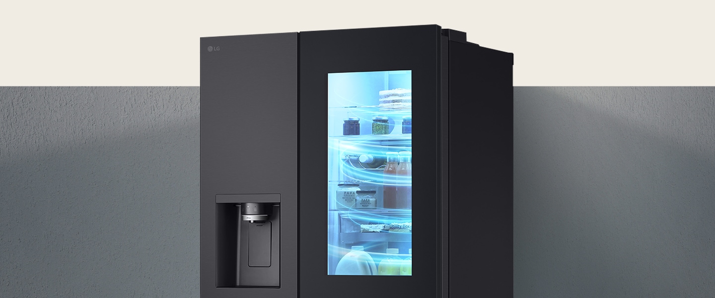 Die Halbseitenansicht des InstaView-Kühlschranks. Dies ist das Bild eines mit kalter Luft gefüllten Kühlschranks.