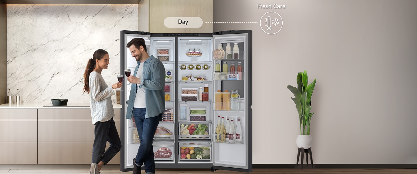 Auf der linken Seite ist der Kühlschrank geöffnet und das Paar steht neben dem Kühlschrank.