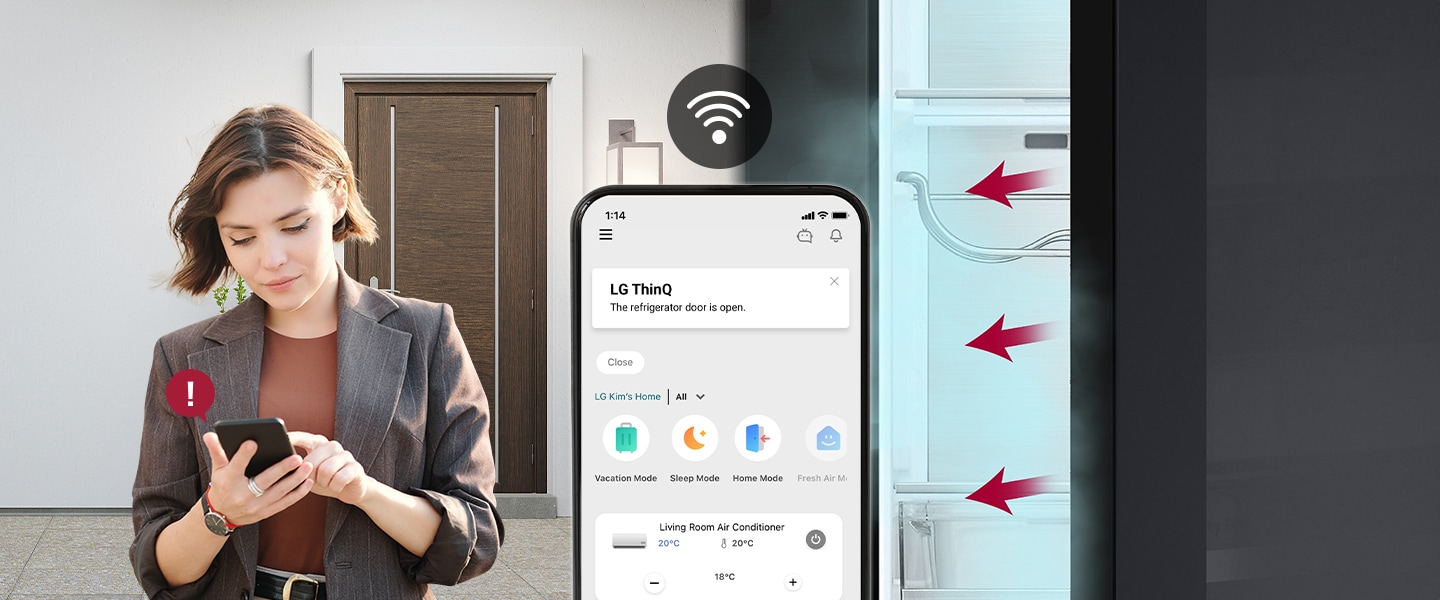 Frau mit Smartphone empfängt WLAN-Benachrichtigung, dass Kühlschranktür offen ist, links von der Tür.