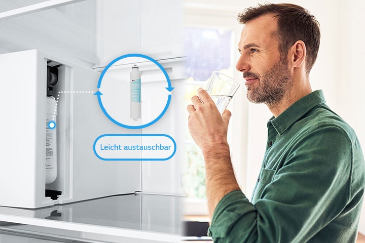 Ein Mann steht in einer Küche und trinkt Wasser, das durch einen leicht austauschbaren Filter gereinigt wurde.