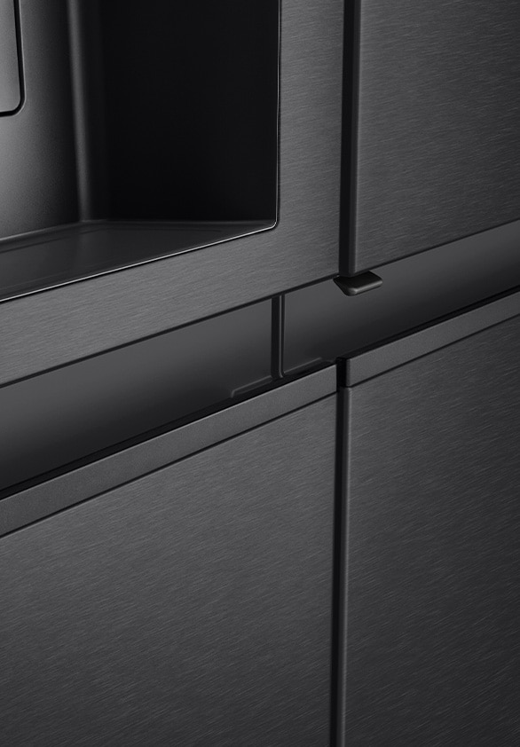 Eine Seitenansicht des Kühlschranks, um das elegante Design des Handgriffs hervorzuheben.