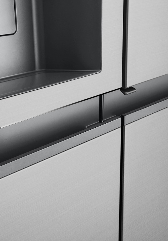 Eine Seitenansicht des Kühlschranks, um das elegante Design des Handgriffs hervorzuheben.